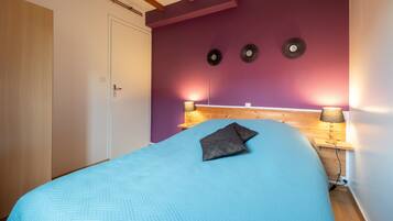 1 slaapkamer, een strijkplank/strijkijzer, wifi