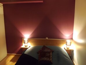 1 slaapkamer, een strijkplank/strijkijzer, wifi