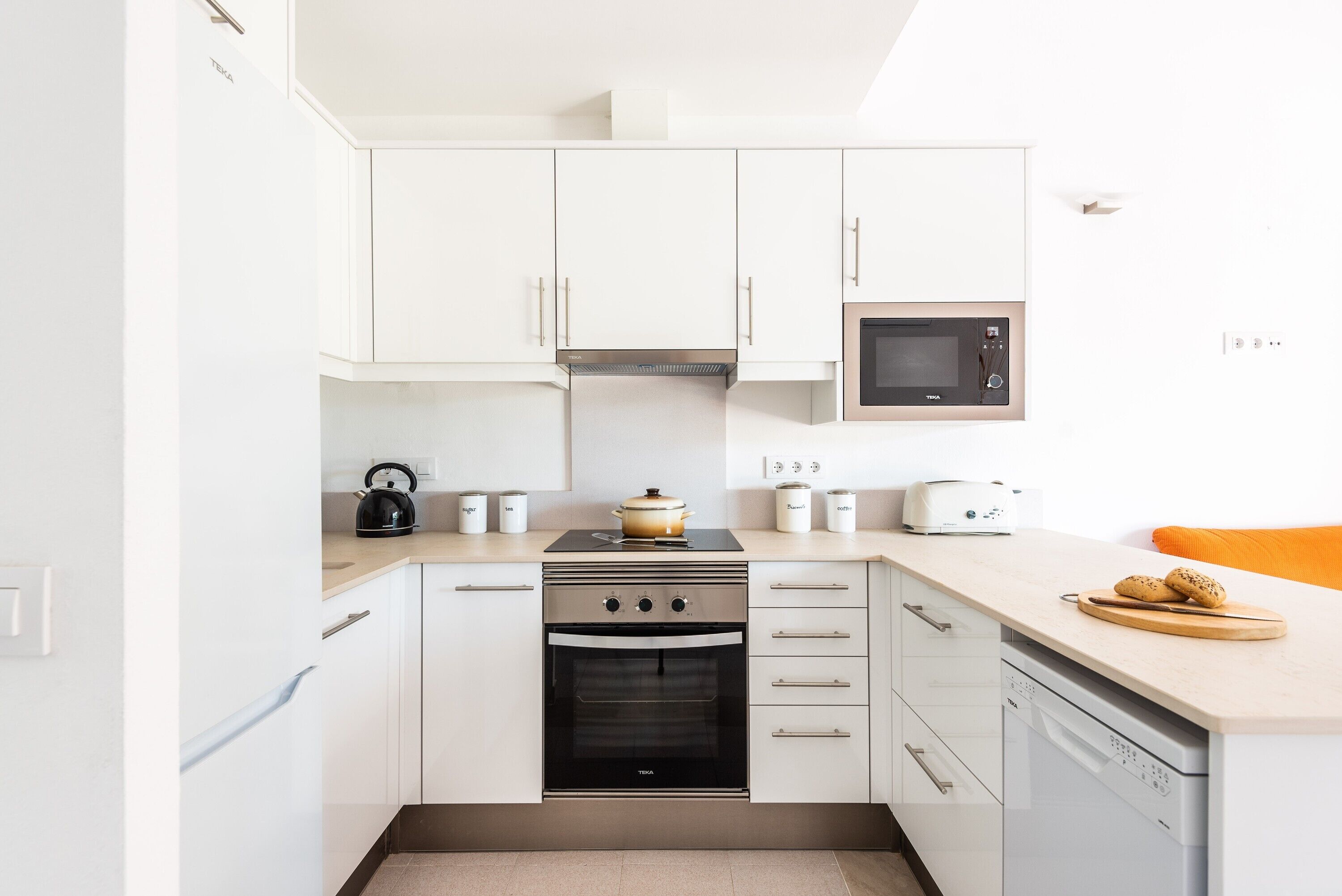 Een koelkast, een microgolfoven, een oven, een kookplaat