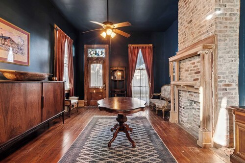 Historic  Manor, Steps from French Quarter 9br/3ba
