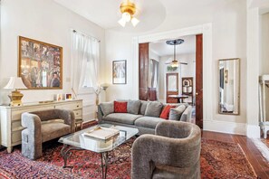 Luokittelematon kuva, 3 kautta 32, painike