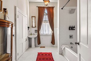 Shower, hair dryer, towels, shampoo - Historic  Manor, Steps from French Quarter 9br/3ba (New Orleans)