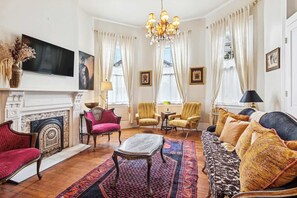 Luokittelematon kuva, 4 kautta 32, painike