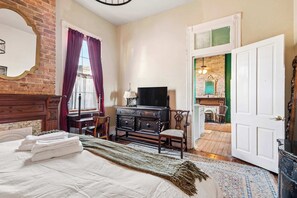9 bedrooms, desk, iron/ironing board, WiFi - Historic  Manor, Steps from French Quarter 9br/3ba (New Orleans)