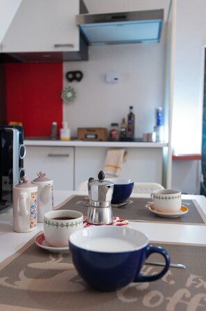 Estudio clásico | Cocina privada | Frigobar, cafetera de espresso, utensilios de cocina y comedor 