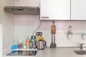 Estudio romántico | Cocina privada | Frigobar, cafetera de espresso, utensilios de cocina y comedor 