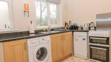 Een vaatwasser, kookgerei, borden en bestek