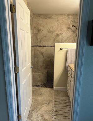 Shower, hair dryer, towels, soap - Home away from home in avon park (Avon Park)