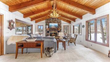 Télévision, cheminée, espaces bureaux