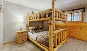 4 bedrooms, iron/ironing board, travel cot, WiFi - Dog-Friendly Home with Dock, Kayaks, Hot Tub, Game Room & AC! (Eagle River)
