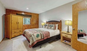 4 bedrooms, iron/ironing board, travel cot, WiFi - Dog-Friendly Home with Dock, Kayaks, Hot Tub, Game Room & AC! (Eagle River)