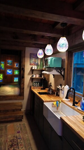 Refrigerador, microondas, parrilla de estufa y cafetera y tetera 