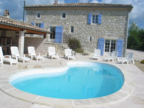 Charming house, 12p, spacious, pool, beautiful view, air-conditioning, equip. handicapped