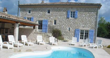 Charming house, 12p, spacious, pool, beautiful view, air-conditioning, equip. handicapped