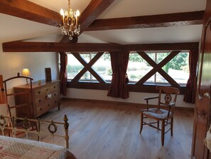 6 bedrooms, iron/ironing board, Internet, bed sheets