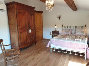 6 bedrooms, iron/ironing board, Internet, bed sheets
