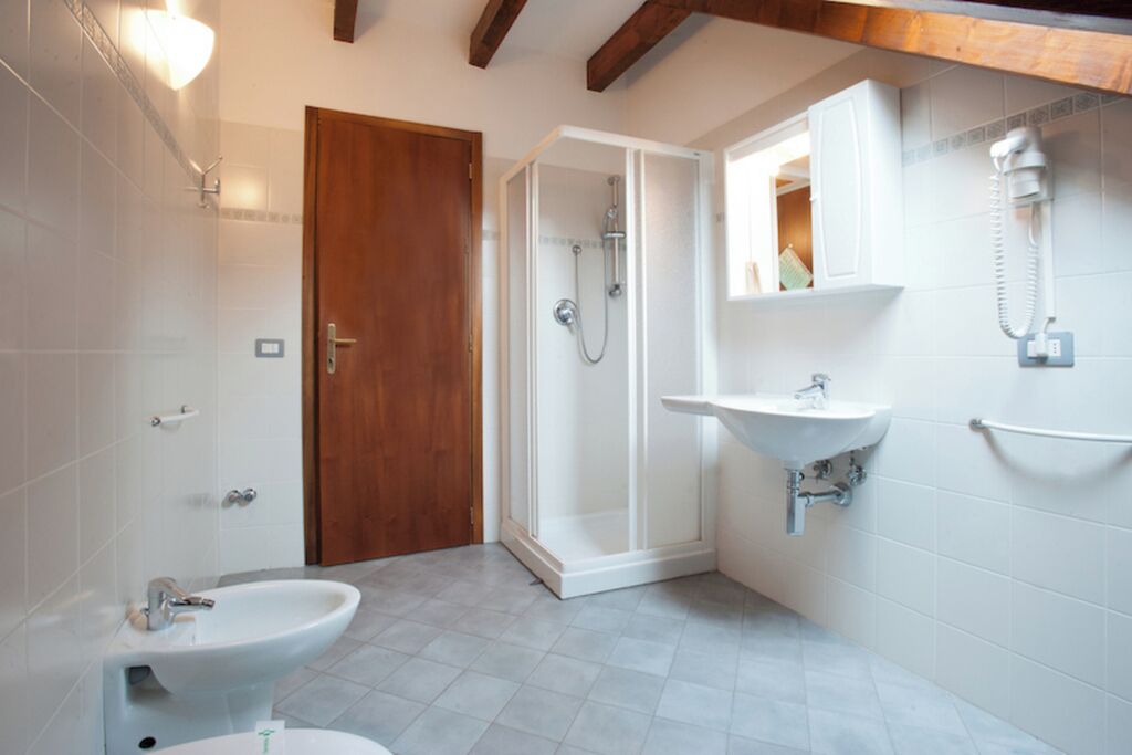 ヘアドライヤー、タオル、石鹸、トイレットペーパー