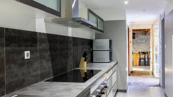 Køleskab, mikrobølgeovn, ovn, kogeplade