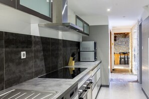 Geladeira, micro-ondas, fogão, cooktop