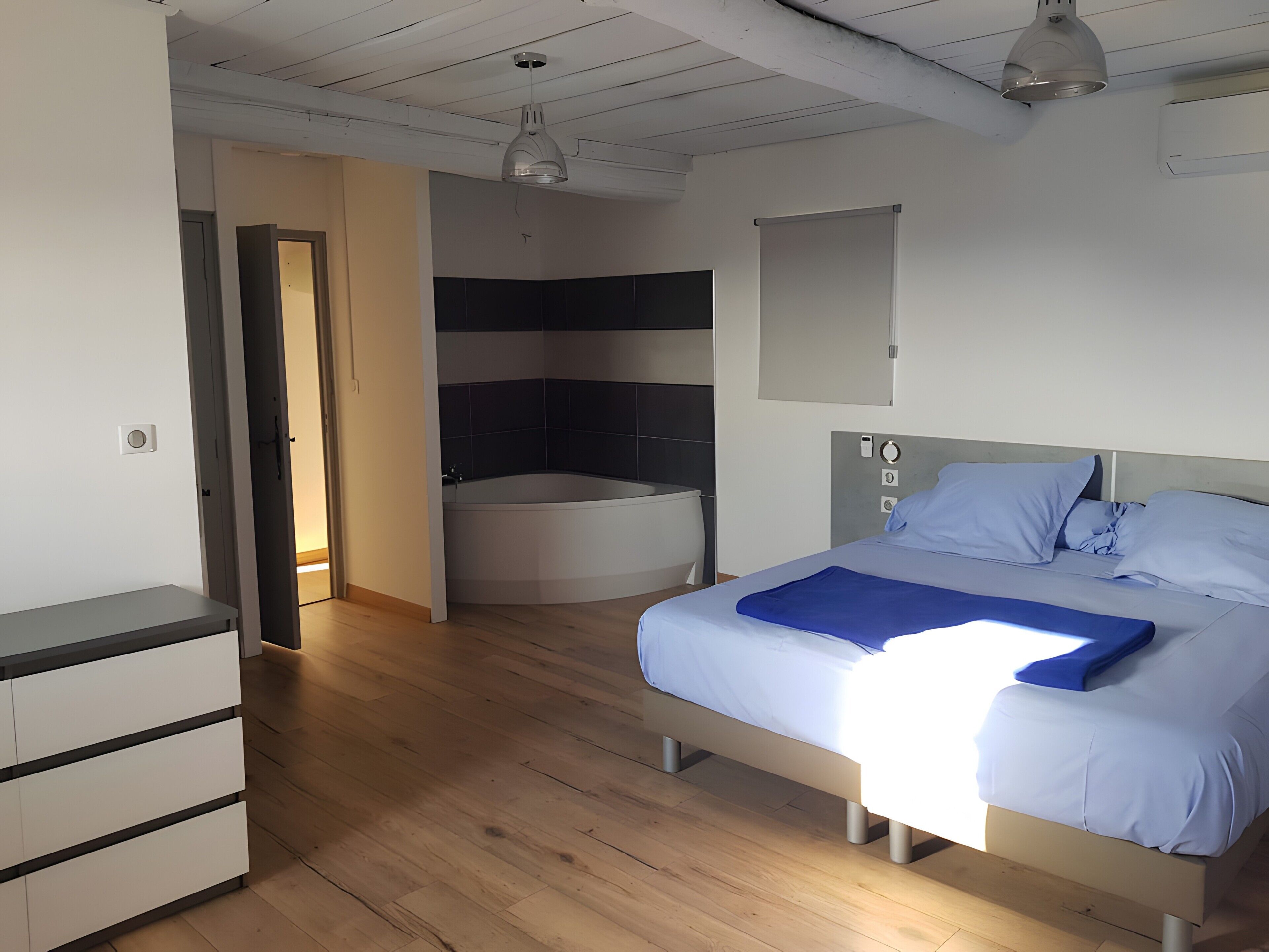 7 bedrooms, iron/ironing board, WiFi, bed sheets