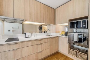 冷蔵庫、電子レンジ、オーブン、コンロ