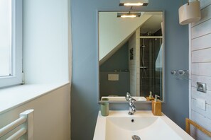 Sèche-cheveux, serviettes fournies