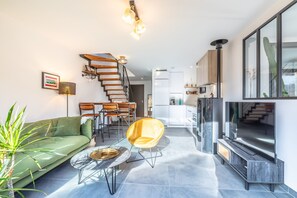 Unclassified image, 5 of 14, button