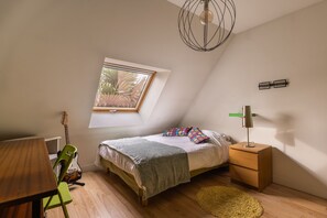 4 bedrooms, iron/ironing board, free WiFi, bed sheets