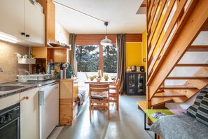 Refrigerador, horno, cafetera/tetera, tostadora