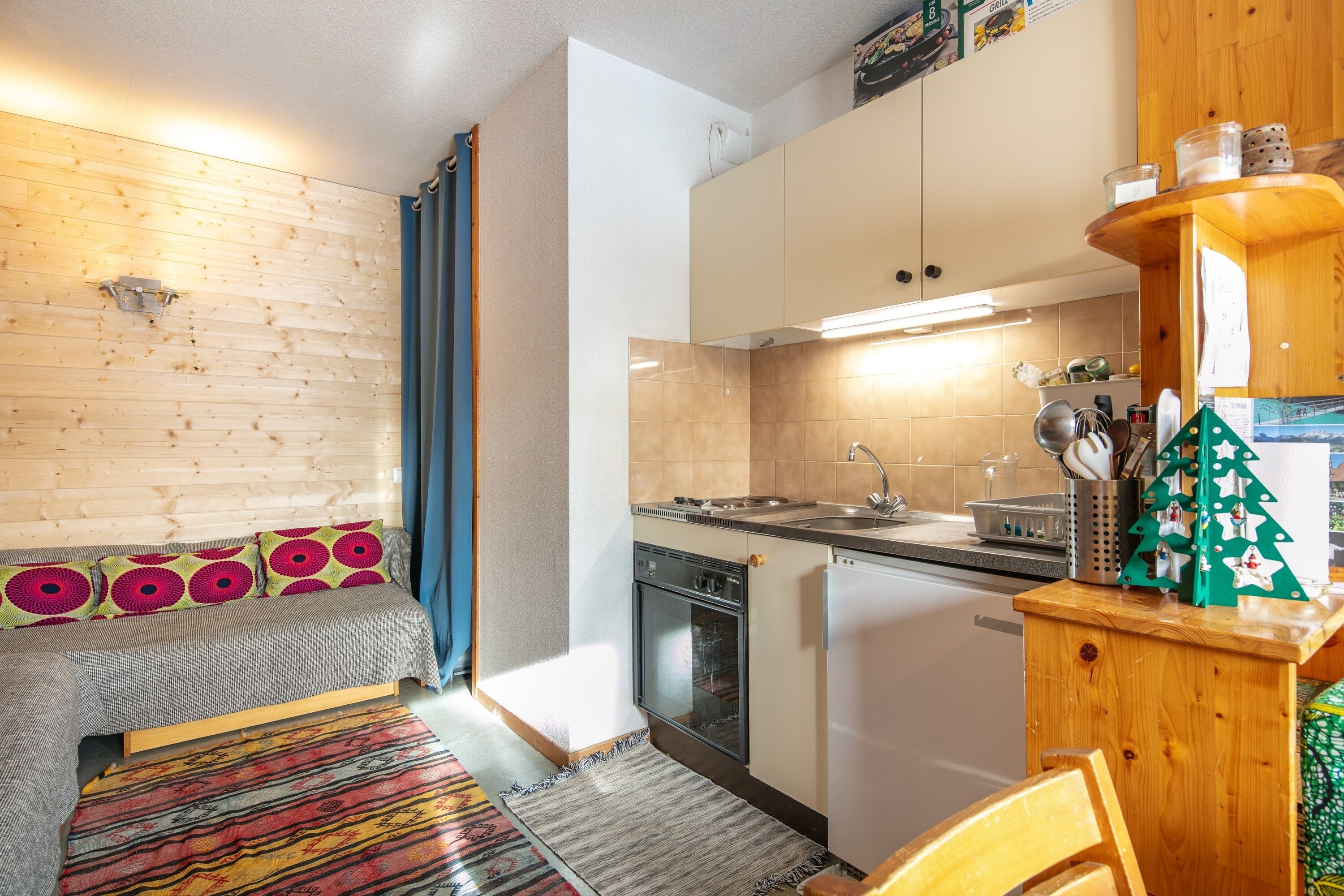 Fridge, oven, coffee/tea maker, toaster