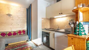 Fridge, oven, coffee/tea maker, toaster