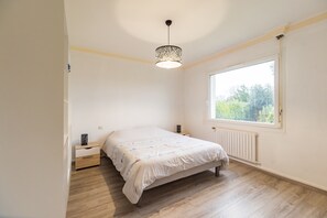 5 bedrooms, free WiFi, bed sheets - Le logis de Kersivy - 2km de la plage (Trélévern)
