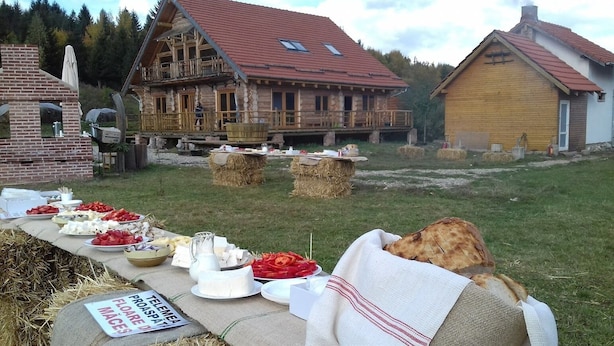 Un espace de restauration en plein air avec une variété de plats, des bottes de foin et un panneau indiquant la présence d’un centre de télécommunications.