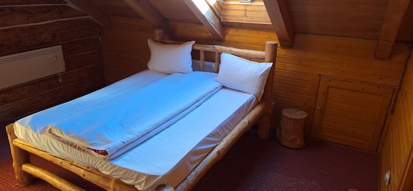 Chalet | Blackout drapes, soundproofing, iron/ironing board, free WiFi
