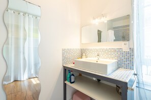 Douche, sèche-cheveux