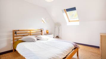 3 slaapkamers, een strijkplank/strijkijzer, wifi, beddengoed