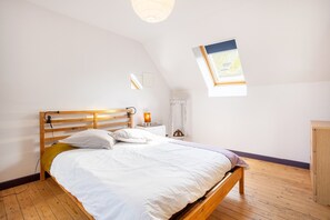 3 habitaciones, tabla de planchar con plancha, wifi y ropa de cama 
