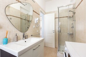 Regadera, secadora de cabello, bidet, toallas 