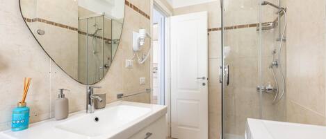 Shower, hair dryer, bidet, towels