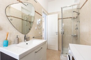 A modern bathroom with a large mirror, a sink, a shower, and a toilet. - Mistrà 18 Vatican House * 10 feet Metro A *parking (Roma)