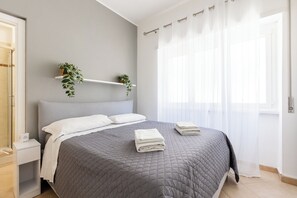 1 bedroom, in-room safe, desk, iron/ironing board - Mistrà 18 Vatican House * 10 feet Metro A * (Roma)