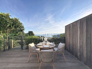 Outdoor dining - T2 apartment for 3 people with terrace and sea view in Aiguebelle (Le Lavandou)
