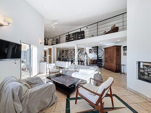 TV - 6 bedroom villa, 4 star rating for 12 people with swimming pool, sea view in Canadel (Rayol-Canadel-sur-Mer)