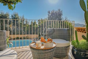 Property grounds - 6 bedroom villa, 4 star rating for 12 people with swimming pool, sea view in Canadel (Rayol-Canadel-sur-Mer)