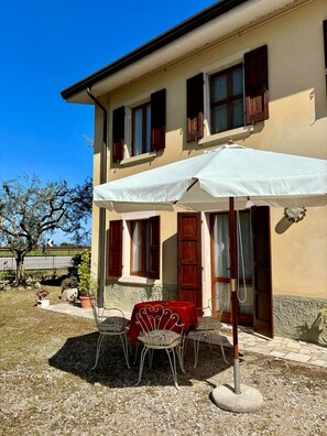 Outdoor dining - Olinda House in Lazise (Lazise)