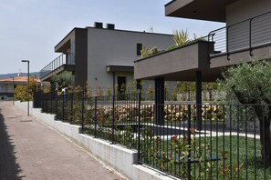Property grounds - LA BELLA apartment in Garda (Garda)