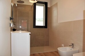 Shower, hair dryer, bidet - LA BELLA apartment in Garda (Garda)