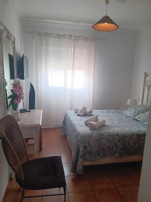 1 bedroom, iron/ironing board, WiFi, bed sheets - Central Apartment for Families & Couples with Sea View, Wi-Fi & Air Conditioning (Conil de la Frontera)