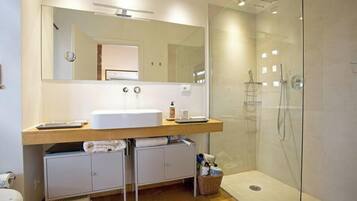 Douche, bidet, shampoing