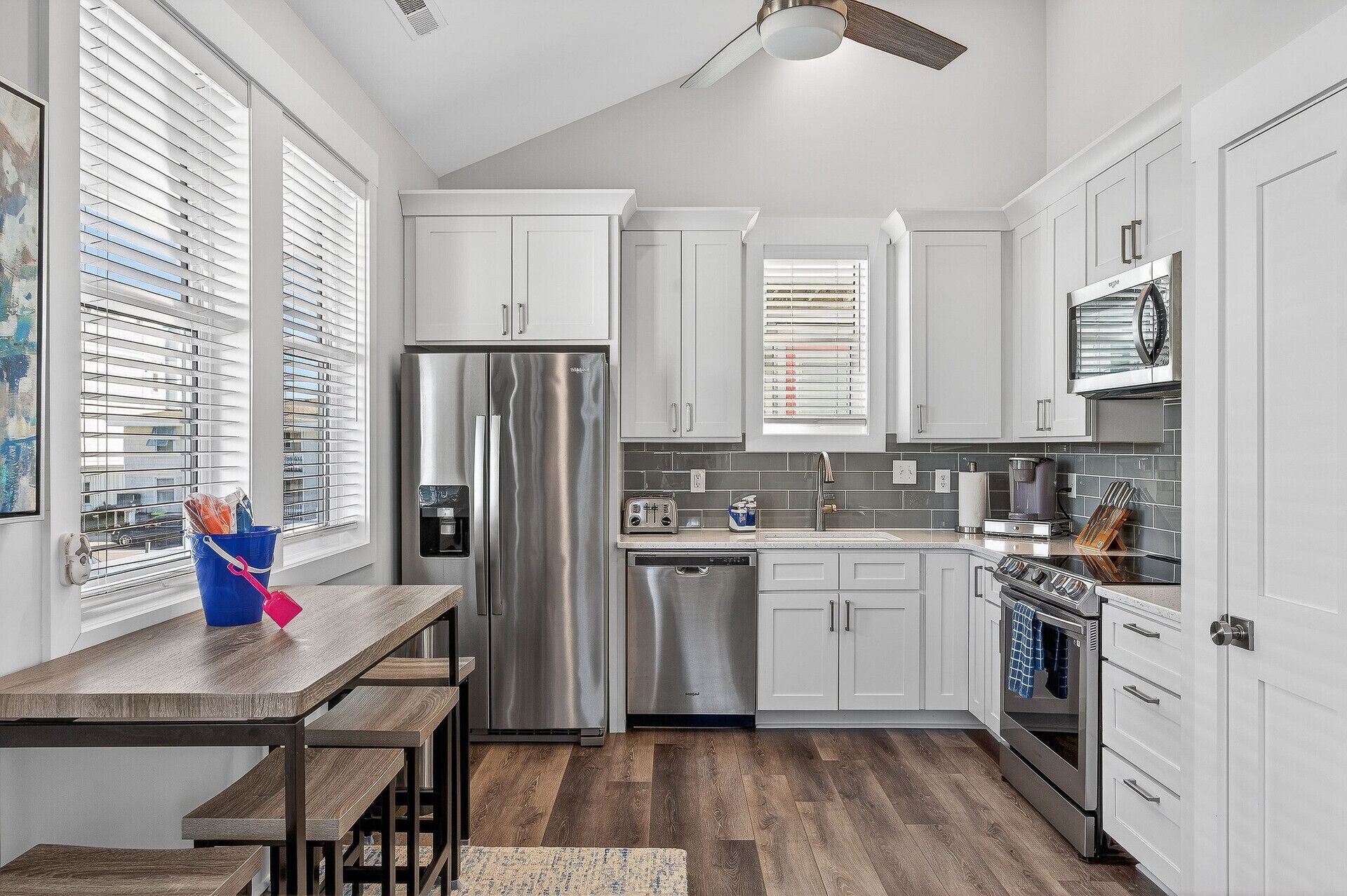 Micro-ondes, four, plaque de cuisson, lave-vaisselle